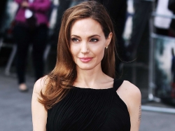 Анджелина Джоли произвела настоящий фурор в «Диснейленде»