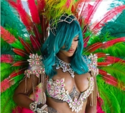 (фото) Голый наряд Рианны произвёл фурор на карнавале в Барбадосе