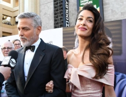 (фото) Поцелуй Амаль и Джорджа Клуни встретили бурными овациями