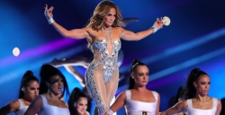 Neastâmpărată mereu! J.Lo pozează din nou goală pe coperta noului single