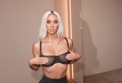 Kim Kardashian face sport aproape goală! Imagini incendiare