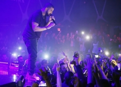 Un fan al lui Drake a fost părăsit de iubită din motivul că și-a cheltuit toți banii pentru a veni la concert. Reacția rapperului