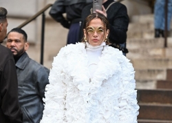 Jennifer Lopez, apariție spectaculoasă într-o haină făcută din petale de trandafir reale
