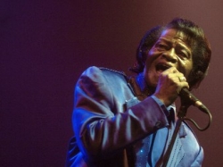 Mick Jagger va produce un film despre James Brown