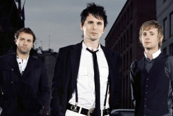 Muse отменили концерты из-за травмы фронтмена Muse отменили концерты из-за травмы фронтмена