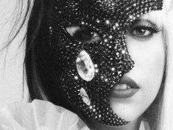 Леди Гага начала покупать наряды для эры альбома “ARTPOP” Леди Гага начала покупать наряды для эры альбома “ARTPOP”
