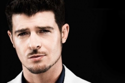“Blurred Lines” Робина Тика продана свыше миллиона копий в Великобритании “Blurred Lines” Робина Тика продана свыше миллиона копий в Великобритании
