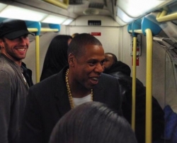 Jay Z и Тимбалэнд проехались в обычном метро (4 Фото) Jay Z и Тимбалэнд проехались в обычном метро (4 Фото)