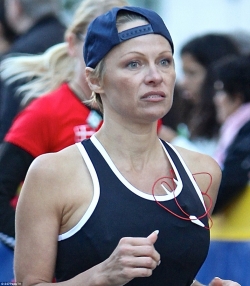 46-летняя Памела Андерсон пробежала марафон 46-летняя Памела Андерсон пробежала марафон