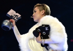 Майли Сайрус, закурившая на MTV EMA 2013, попала под следствие Майли Сайрус, закурившая на MTV EMA 2013, попала под следствие