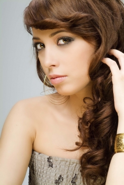 Adriana Rusu a lansat videoclipul "Arde" (Video)