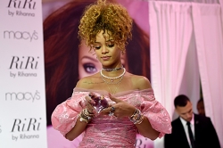 (фото) Рианна презентовала свой новый аромат RiRi