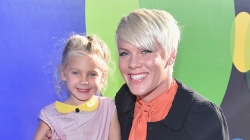 (фото) Пинк сделала дочке сюрприз в виде торта с любимым актёром