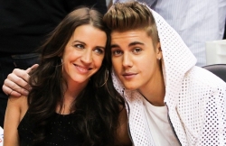 Джастин Бибер пообщался с мамой во время педикюра