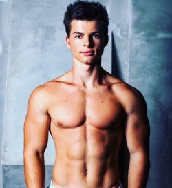 17-летний сын Олега Газманова Филипп поразил мускулистым телом