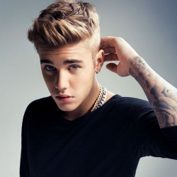 Джастин Бибер запретил фанатам бросать на сцену подарки