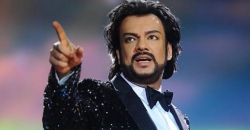 (видео) Филипп Киркоров ударил фанатку на концерте в Тольятти