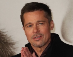 Брэд Питт выбрасывает из дома вещи, принадлежащие Анджелине Джоли