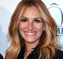 49-летнюю Джулию Робертс снова признали самой красивой