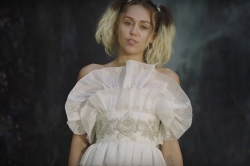 (видео) Майли Сайрус выпустила клип, посвященный жениху