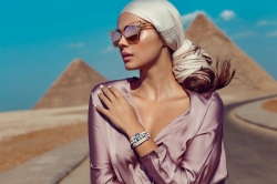 (foto) Xenia Deli a pozat lîngă un pui de leu, pentru un brand de bijuter