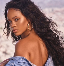 Rihanna a participat la o ședință foto în costum de motociclistă