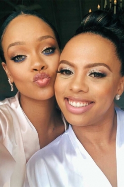 Рианна побывала на свадьбе лучшей подруги (фото)