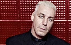 «Я люблю тебя»: солист группы Rammstein спел по‑русски в новом клипе