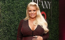 Jessica Simpson, superbă, după ce a slăbit 45 kg. Cum arată în costum de baie