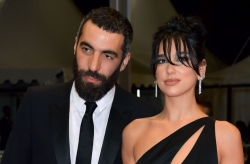 Dua Lipa și iubitul regizor și-au spus adio! S-au despărțit după 8 luni de relație, iar motivul este incredibil