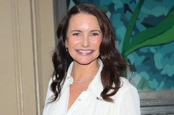 Cum arată Kristin Davis, actriţa din „Sex and the city”, la 59 de ani, după ce și-a dizolvat acidul hialuronic din față.
