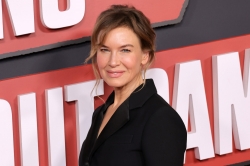 Personajul Bridget Jones revine! Cu cine a fost surprinsă Renee Zellweger la filmări