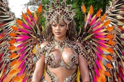 Rihanna, regina carnavalului din Barbados! A făcut furori cu o ținută spectaculoasă
