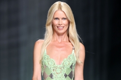 Claudia Schiffer, regina podiumurilor, sărbătorește 54 de ani în bikini!