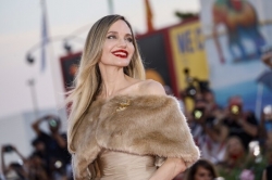Angelina Jolie își acoperă complet corpul din cauza criticilor constante la adresa aspectului ei. Actrița cântărește 44 de kilograme