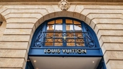  Spargere de aproape 1 milion de euro la un magazin Louis Vuitton din Paris: Patru hoți au intrat cu mașina în marșarier, apoi au dispărut