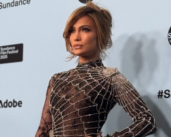 Transformată și din nou divorțată, J Lo a atras toate privirile la un eveniment monden. Cum a apărut