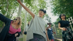 Arestate de poliție și cu o capră în magazin. Noul videoclip al Irinei Rimes "Hora fetelor" a făcut furori