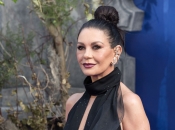 Catherine Zeta Jones, impresionată de români: „M-au făcut să mă simt ca acasă" Catherine Zeta Jones, impresionată de români: „M-au făcut să mă simt ca acasă"