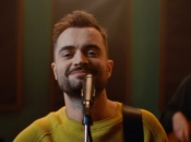 Cătălin Josan revine după o pauză îndelungată cu piesa de dragoste „Acolo”