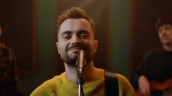 Cătălin Josan revine după o pauză îndelungată cu piesa de dragoste „Acolo”