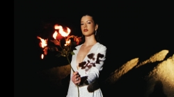 De la hituri pop la afro house. Cleopatra Stratan își reinventează stilul. Vezi noul videoclip al artistei De la hituri pop la afro house. Cleopatra Stratan își reinventează stilul. Vezi noul videoclip al artistei