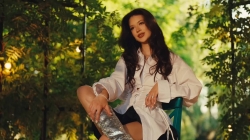 Noua piesă a Cleopatrei Stratan vine cu un mesaj special pentru femei: „Mă iubesc așa cum sunt”