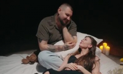 The Urs îi dedică soției „Bastionul Fericirii”. Pentru prima dată, aceasta apare alături de artist într-un videoclip The Urs îi dedică soției „Bastionul Fericirii”. Pentru prima dată, aceasta apare alături de artist într-un videoclip